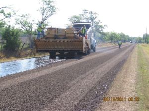 Truck laying asphatl